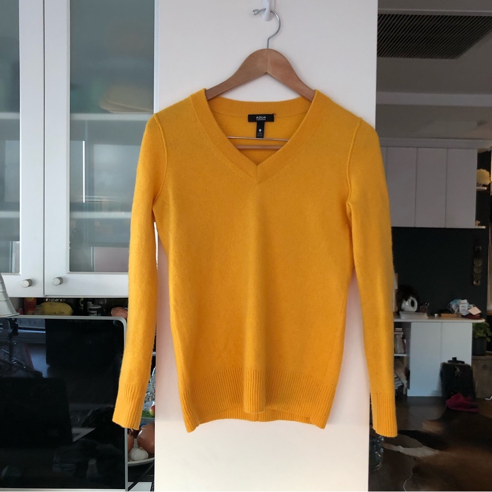 *Cashmere* v-neck jumper in unnmellow yellow, slim fit